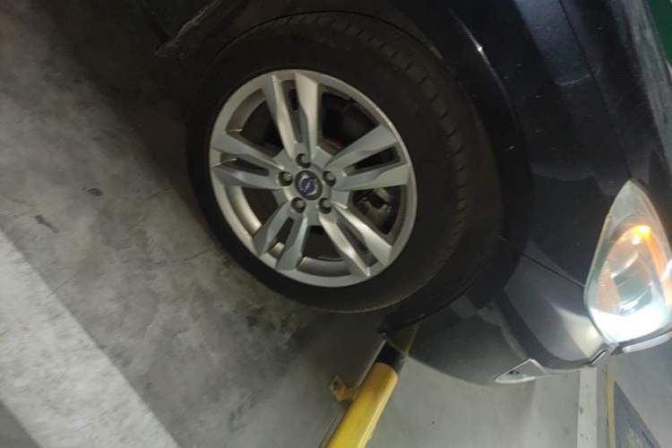Used Volvo V60  Right Front Wheel Hub