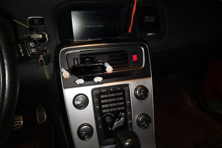 Used Volvo V60 2012 T6 AWD Sport Edition Audio And AC Panel