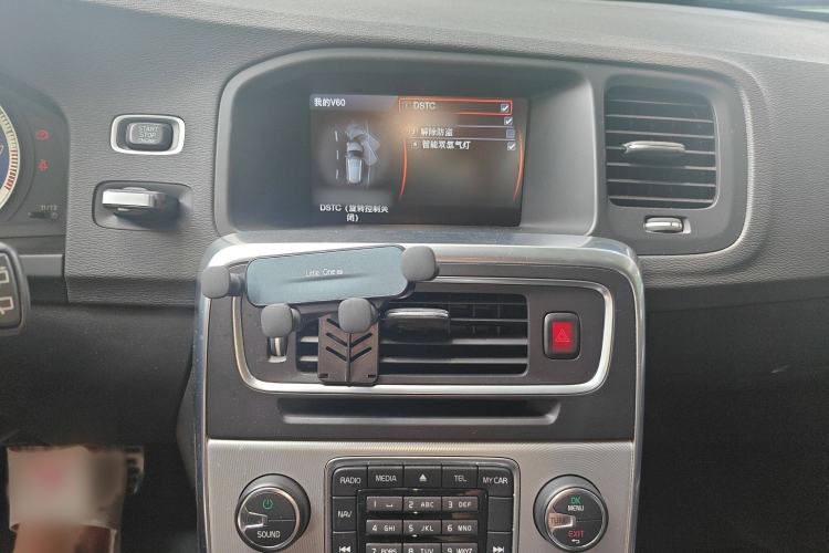 Used Volvo V60 2012 T6 AWD Sport Edition Audio And AC Panel