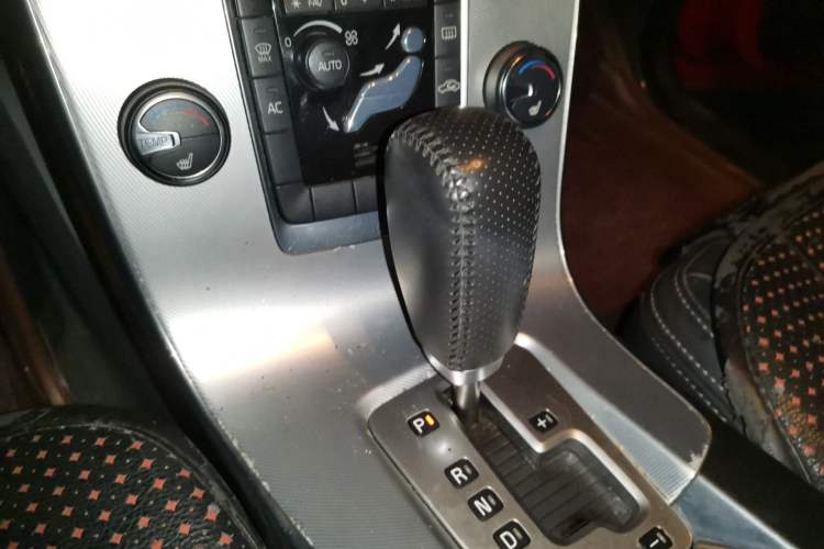 Used Volvo V60 2012 T6 AWD Sport Edition Gear Lever