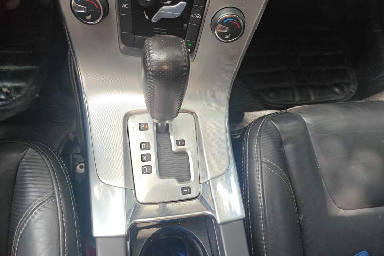 Used Volvo V60 2012 T6 AWD Sport Edition Gear Lever