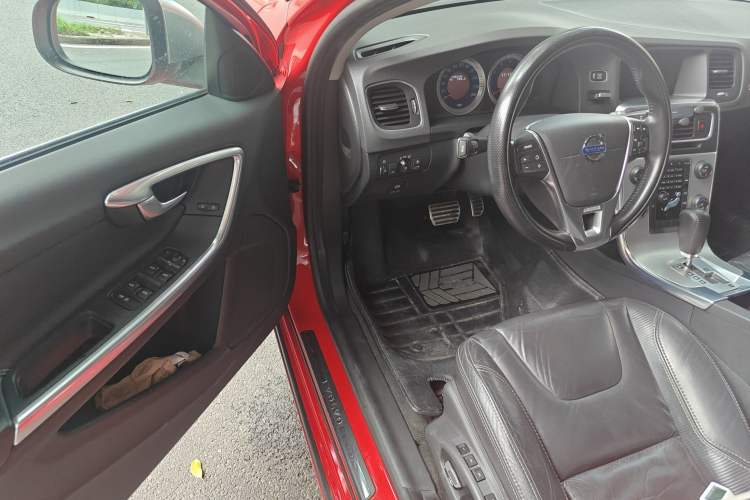 Used Volvo V60 2012 T6 AWD Sport Edition Interior 3