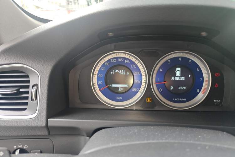 Used Volvo V60 2012 T6 AWD Sport Edition Odometer Close Up
