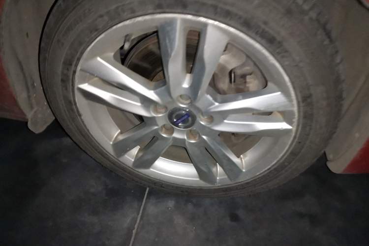Used Volvo V60 2012 T6 AWD Sport Edition Right Front Wheel Hub