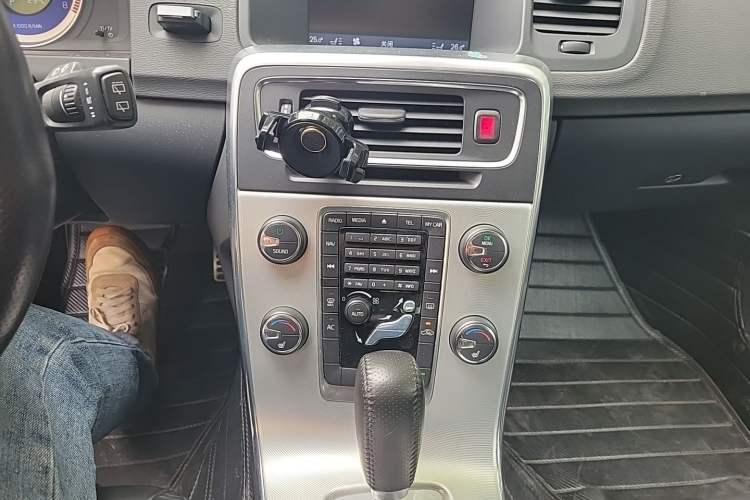 Used Volvo V60 2012 T6 AWD Sport Edition Audio And AC Panel
