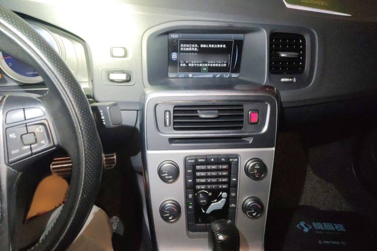 Used Volvo V60 2012 T6 AWD Sport Edition Audio And AC Panel