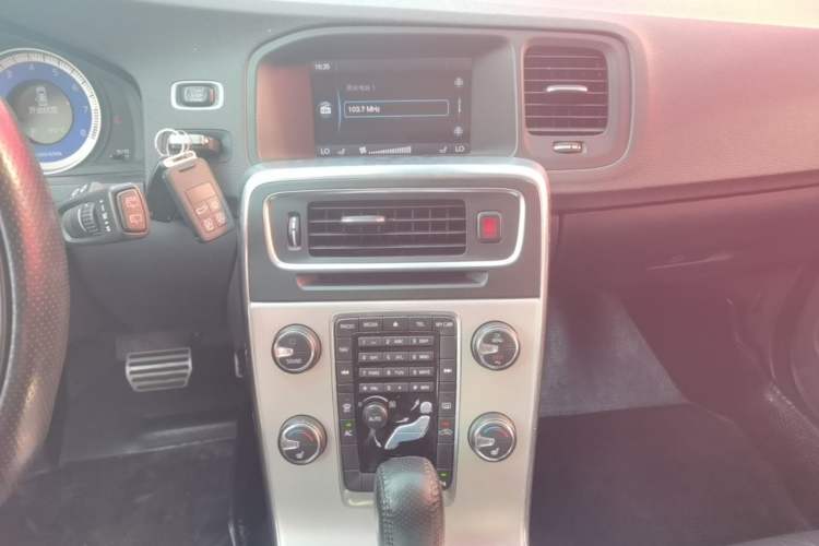 Used Volvo V60 2012 T6 AWD Sport Edition Audio And AC Panel