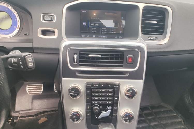 Used Volvo V60 2012 T6 AWD Sport Edition Audio And AC Panel