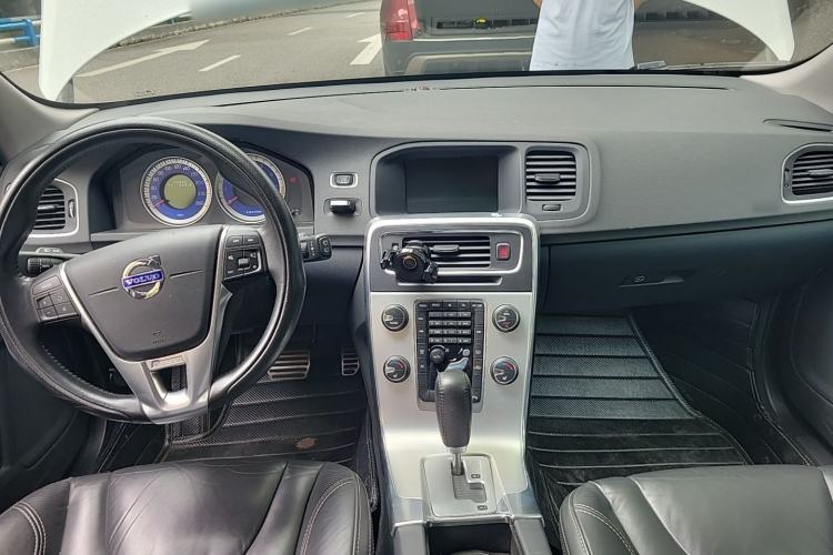 Used Volvo V60 2012 T6 AWD Sport Edition Center Console