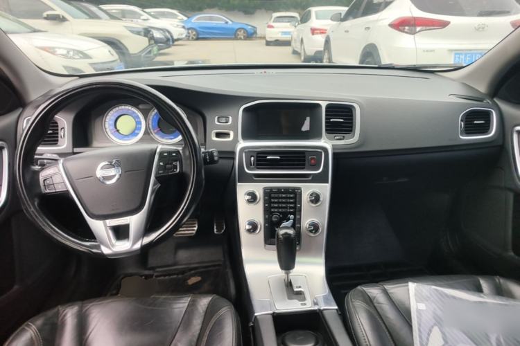 Used Volvo V60 2012 T6 AWD Sport Edition Center Console