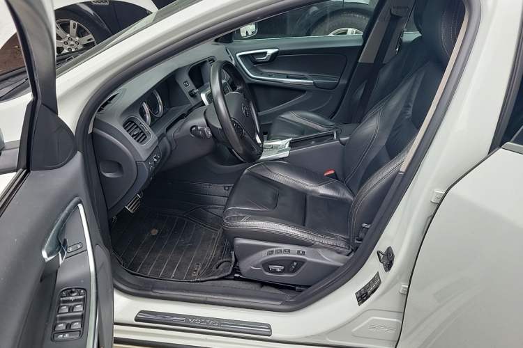 Used Volvo V60 2012 T6 AWD Sport Edition Driver Seat