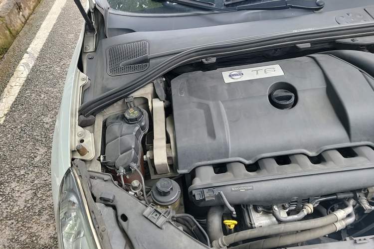 Used Volvo V60 2012 T6 AWD Sport Edition Engine Bay Right