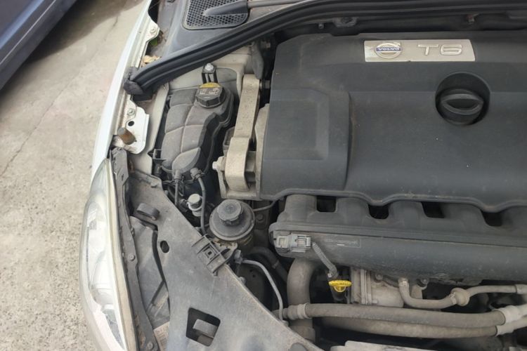Used Volvo V60 2012 T6 AWD Sport Edition Engine Bay Right