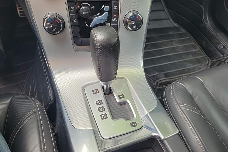 Used Volvo V60 2012 T6 AWD Sport Edition Gear Lever