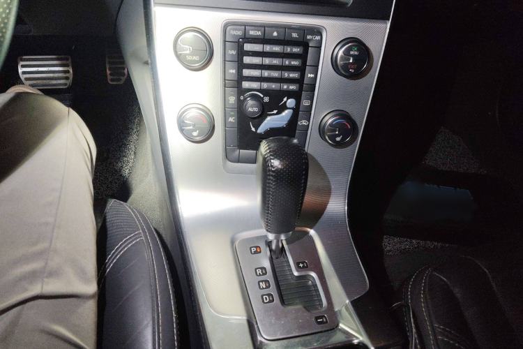 Used Volvo V60 2012 T6 AWD Sport Edition Gear Lever