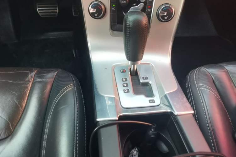 Used Volvo V60 2012 T6 AWD Sport Edition Gear Lever