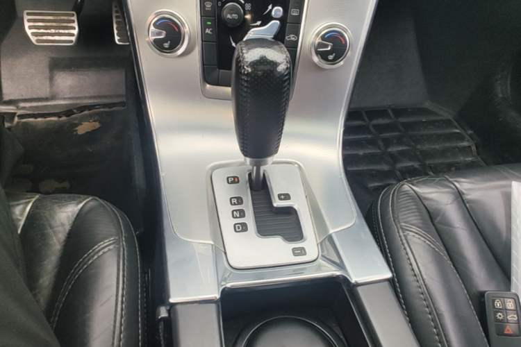Used Volvo V60 2012 T6 AWD Sport Edition Gear Lever