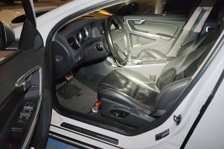Used Volvo V60 2012 T6 AWD Sport Edition Interior 3