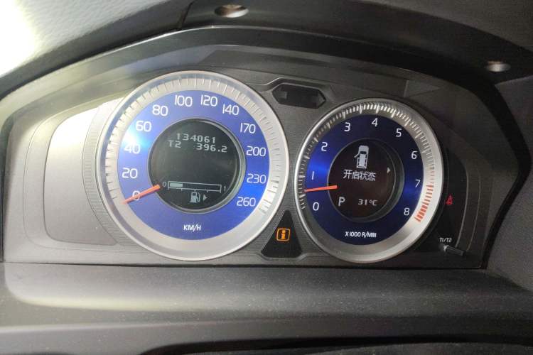 Used Volvo V60 2012 T6 AWD Sport Edition Odometer Close Up