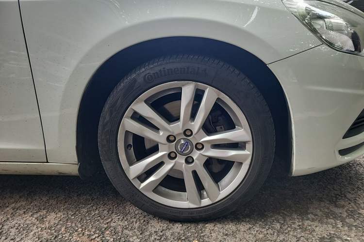 Used Volvo V60 2012 T6 AWD Sport Edition Right Front Wheel Hub