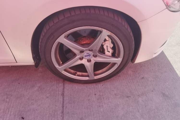 Used Volvo V60 2012 T6 AWD Sport Edition Right Front Wheel Hub