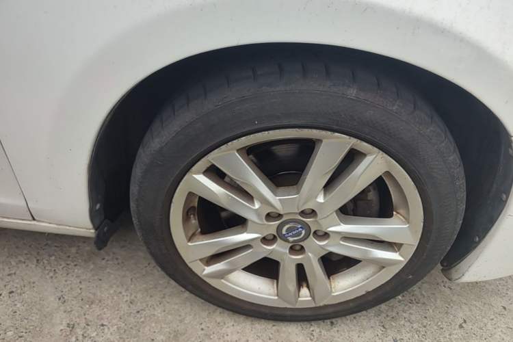 Used Volvo V60 2012 T6 AWD Sport Edition Right Front Wheel Hub