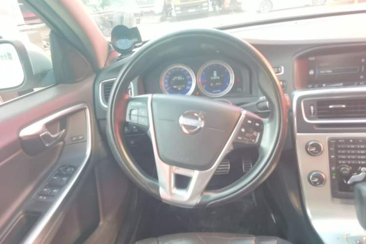 Used Volvo V60 2012 T6 AWD Sport Edition Steering Wheel