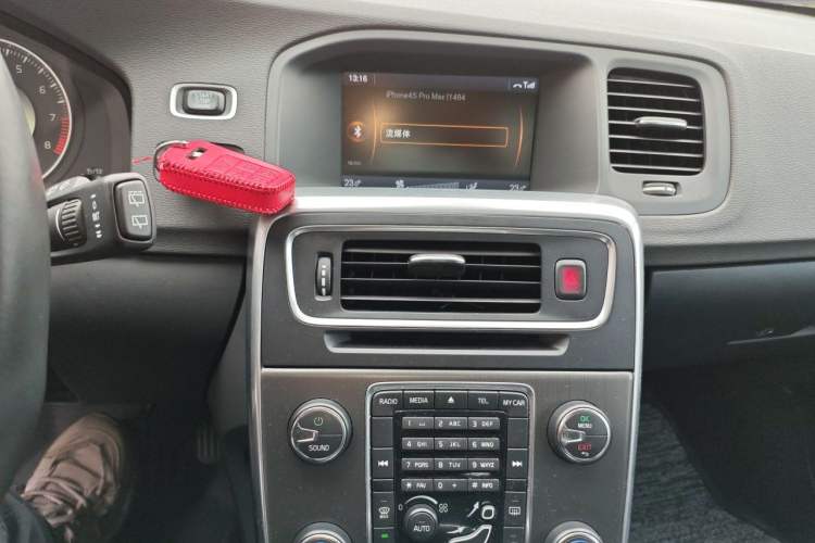 Used Volvo V60 2013 T5 Smart Edition Audio And AC Panel