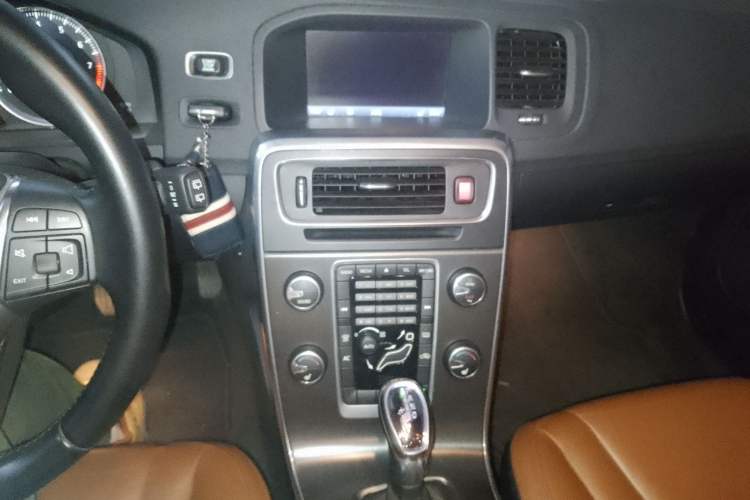 Used Volvo V60 2013 T5 Comfort Edition Audio And AC Panel