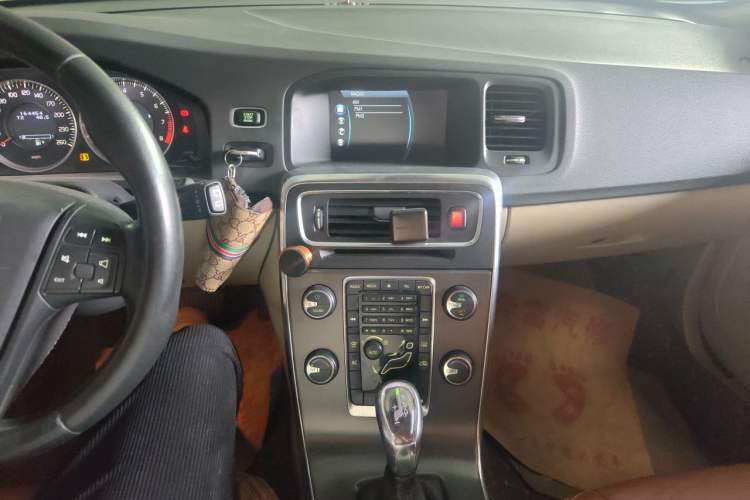 Used Volvo V60 2013 T5 Comfort Edition Audio And AC Panel
