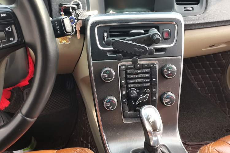 Used Volvo V60 2013 T5 Zhiya Edition Audio And AC Panel
