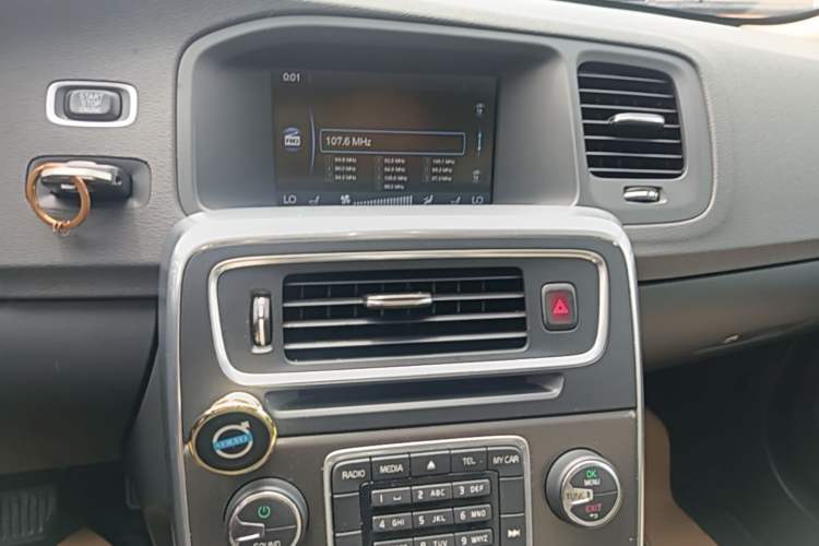 Used Volvo V60 2013 T5 Comfort Edition Audio And AC Panel