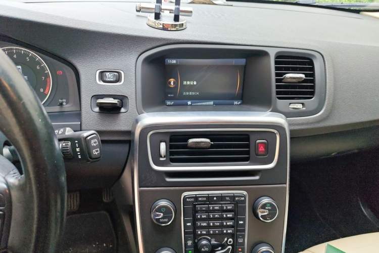 Used Volvo V60 2013 T5 Smart Edition Audio And AC Panel