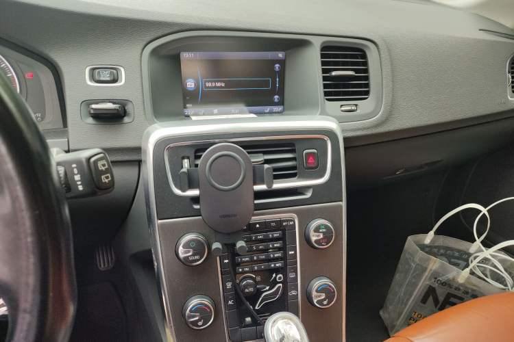 Used Volvo V60 2013 T5 Zhiya Edition Audio And AC Panel