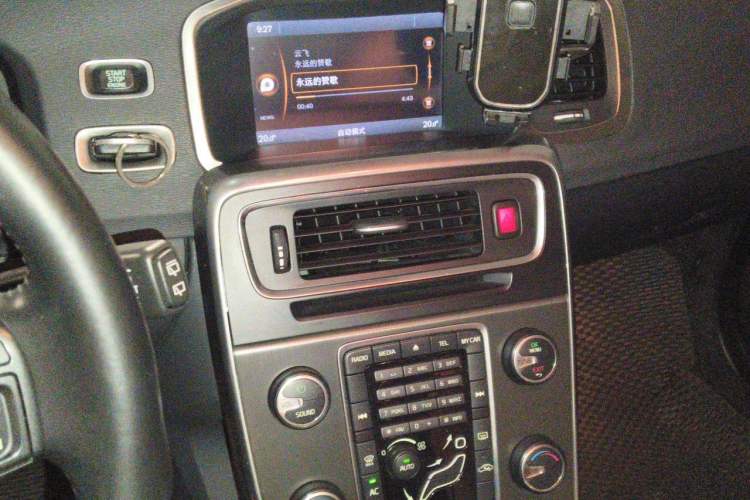 Used Volvo V60 2013 T5 Smart Edition Audio And AC Panel