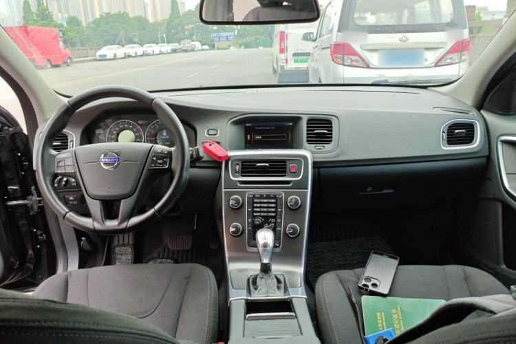 Used Volvo V60 2013 T5 Smart Edition Center Console