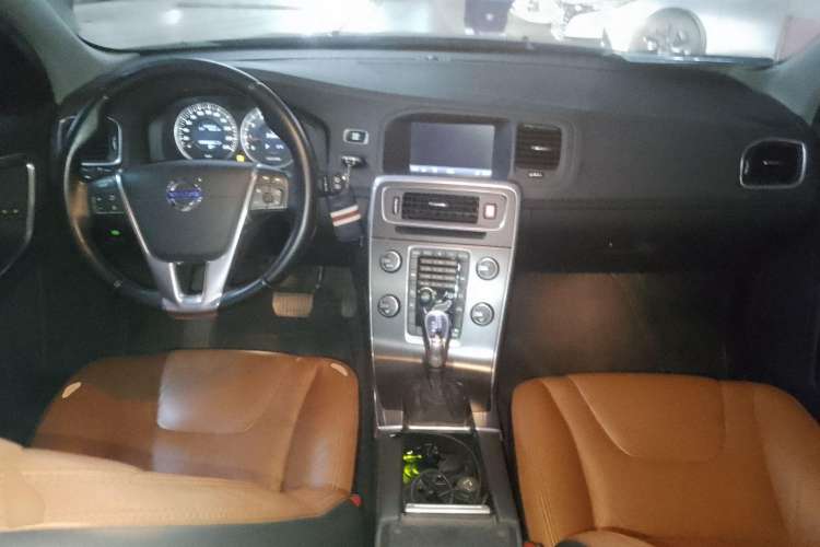 Used Volvo V60 2013 T5 Comfort Edition Center Console