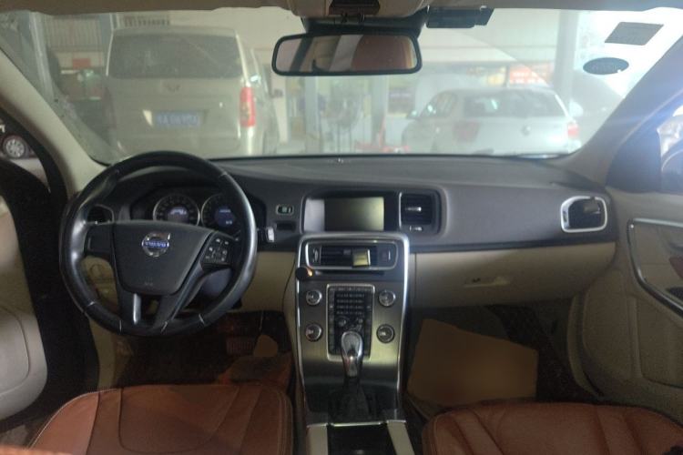 Used Volvo V60 2013 T5 Comfort Edition Center Console