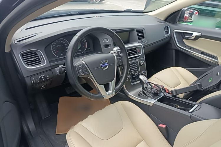 Used Volvo V60 2013 T5 Comfort Edition Center Console