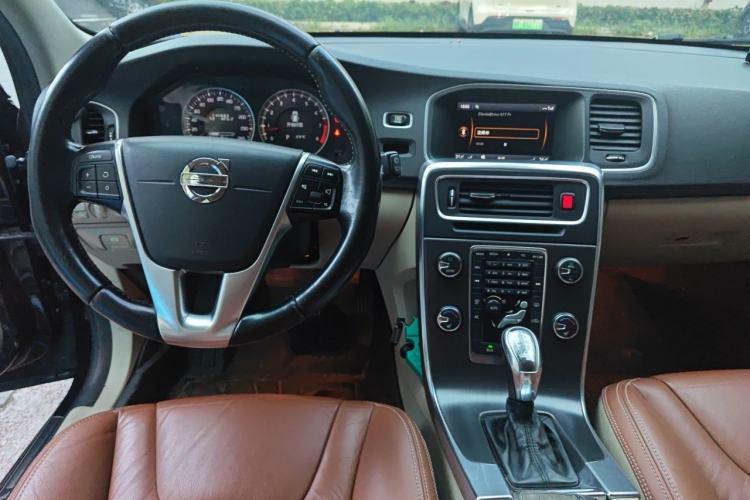 Used Volvo V60 2013 T5 Prestige Edition Center Console