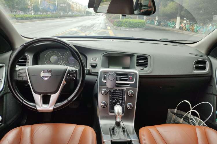 Used Volvo V60 2013 T5 Zhiya Edition Center Console