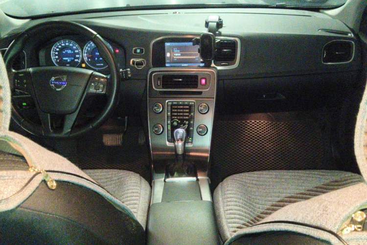 Used Volvo V60 2013 T5 Smart Edition Center Console