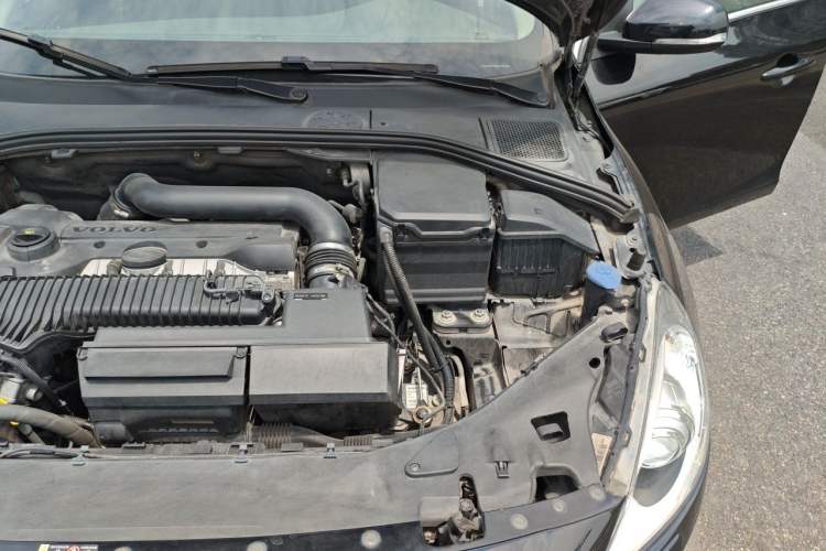 Used Volvo V60 2013 T5 Smart Edition Engine Bay Left