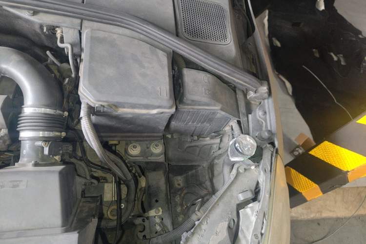 Used Volvo V60 2013 T5 Comfort Edition Engine Bay Left
