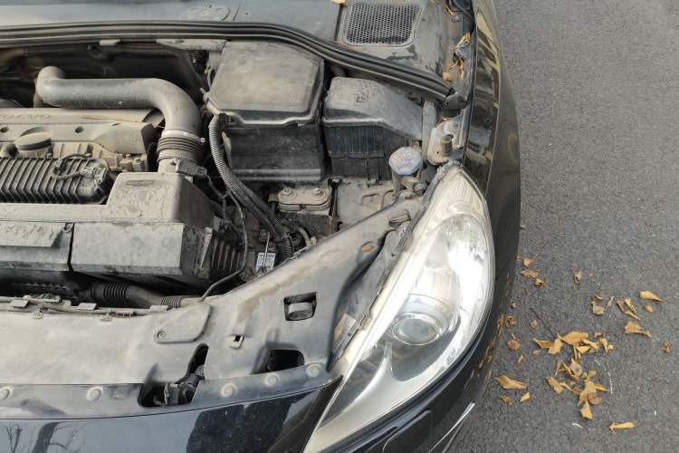 Used Volvo V60 2013 T5 Zhiya Edition Engine Bay Left