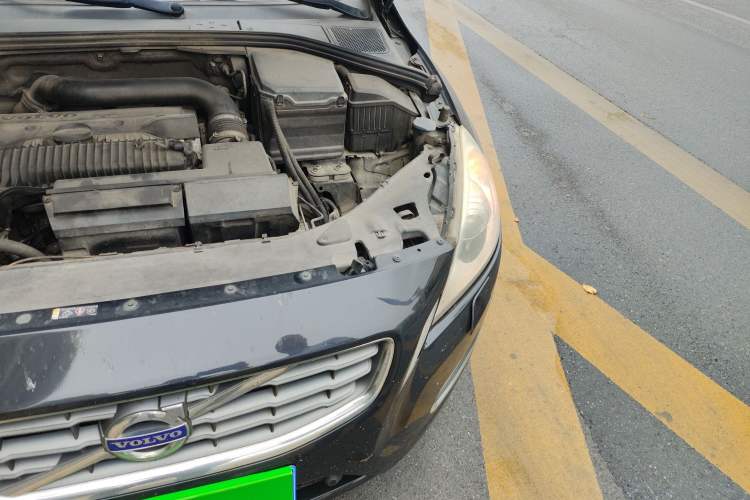 Used Volvo V60 2013 T5 Zhiya Edition Engine Bay Left