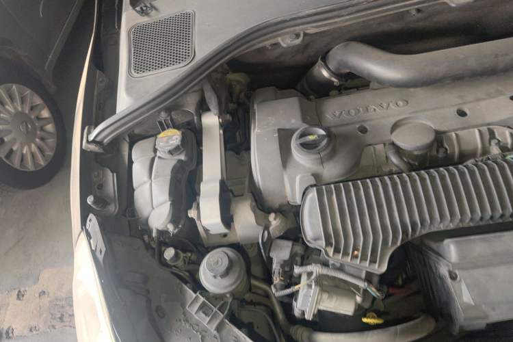 Used Volvo V60 2013 T5 Comfort Edition Engine Bay Right