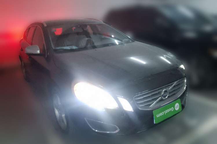Used Volvo V60 2013 T5 Comfort Edition Front Right 45 Deg
