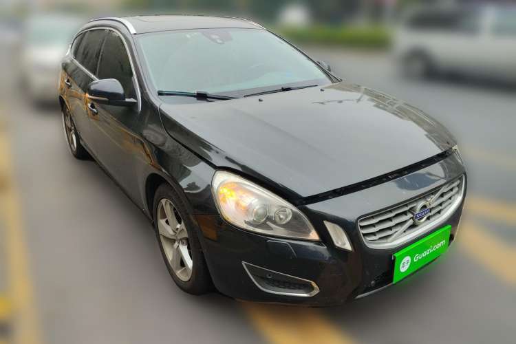 Used Volvo V60 2013 T5 Zhiya Edition Front Right 45 Deg