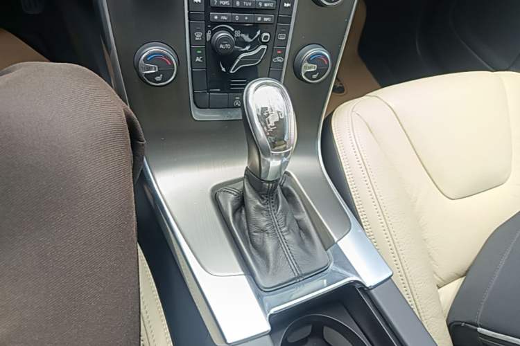 Used Volvo V60 2013 T5 Comfort Edition Gear Lever